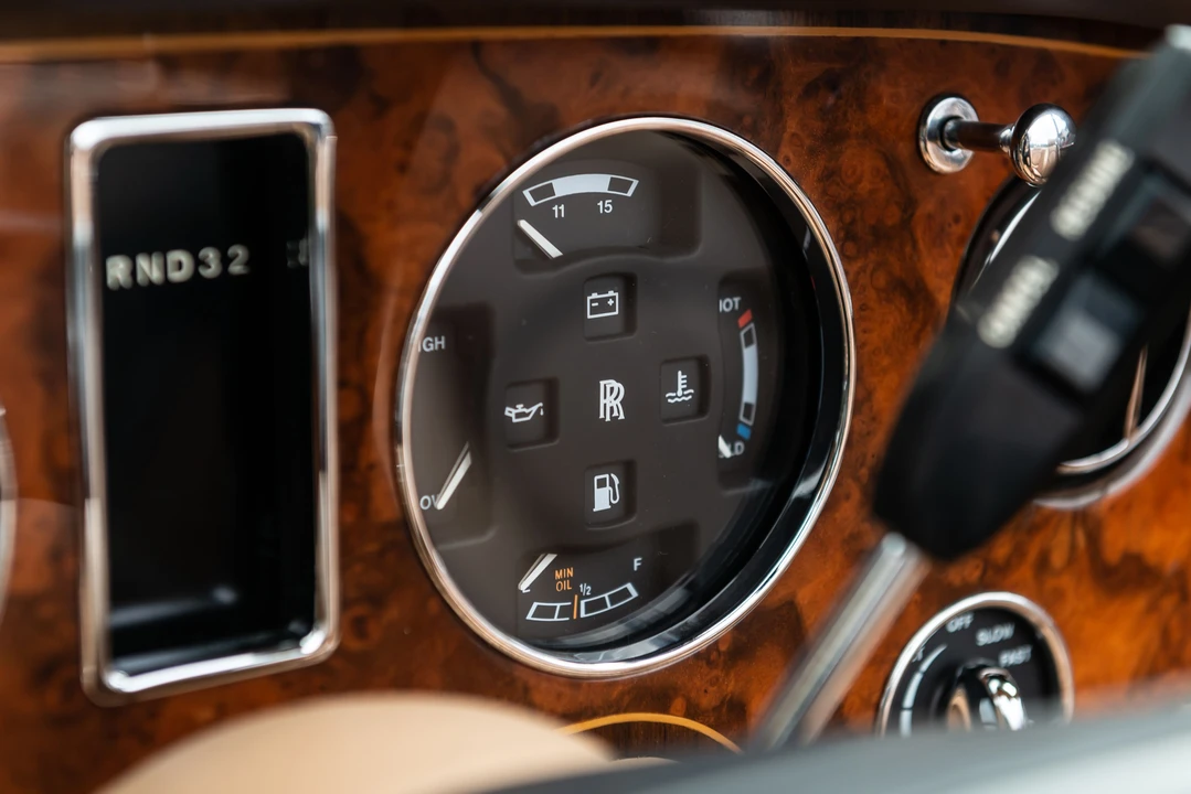 2001 Rolls-Royce Corniche Series V - Image 9 of 31
