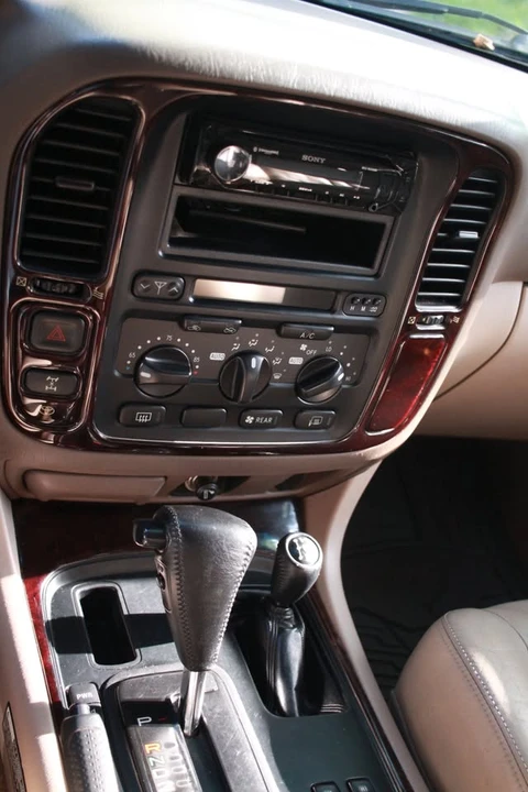 2001 Toyota J100 Land Cruiser - Image 12 of 17