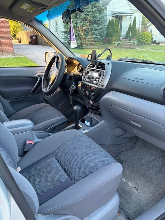 2001 Toyota RAV4 2nd Gen - Image 11 of 13