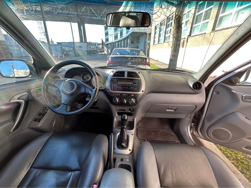 2001 Toyota RAV4 2nd Gen - Image 11 of 17