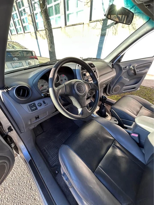 2001 Toyota RAV4 2nd Gen - Image 12 of 17