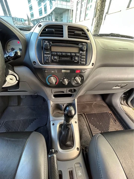2001 Toyota RAV4 2nd Gen - Image 13 of 17