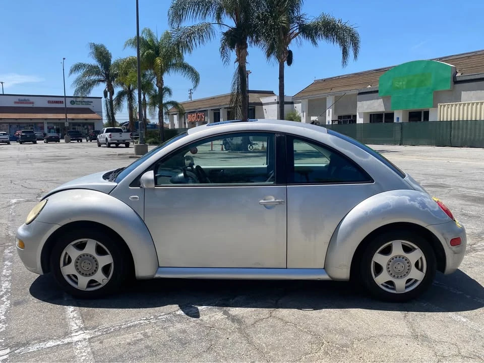 2001 Volkswagen New Beetle - Image 2 of 11