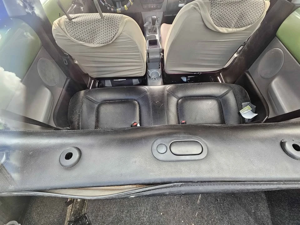 2001 Volkswagen New Beetle - Image 8 of 9