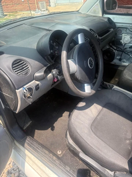 2001 Volkswagen New Beetle - Image 8 of 10