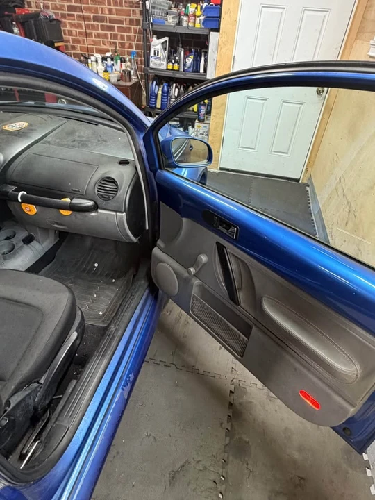 2001 Volkswagen New Beetle - Image 9 of 14