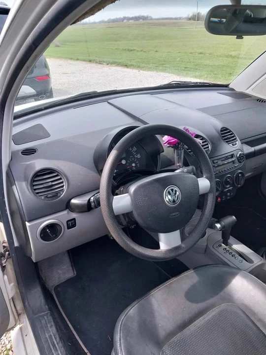 2001 Volkswagen New Beetle - Image 9 of 11
