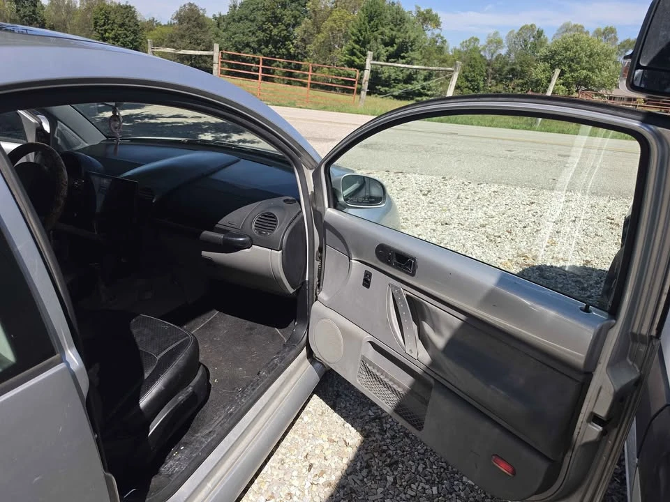 2001 Volkswagen New Beetle - Image 10 of 14
