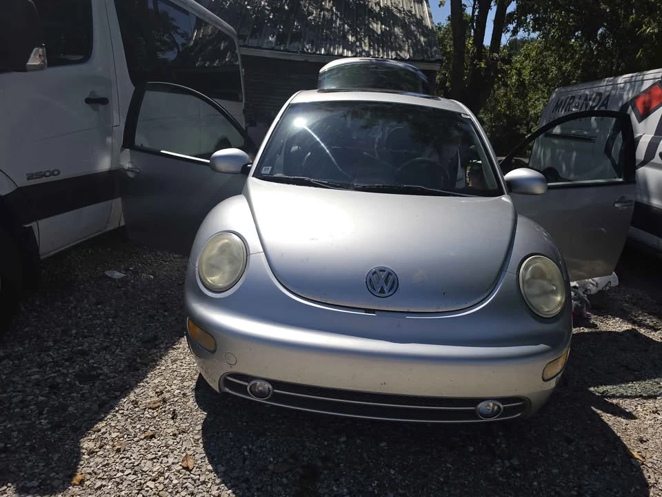 2001 Volkswagen New Beetle - Image 8 of 14
