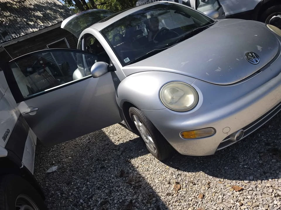 2001 Volkswagen New Beetle - Image 9 of 14
