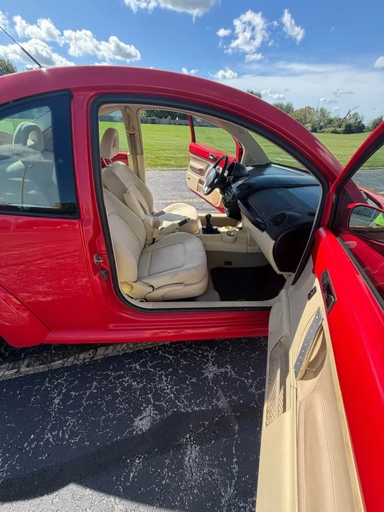 2001 Volkswagen New Beetle - Image 10 of 11
