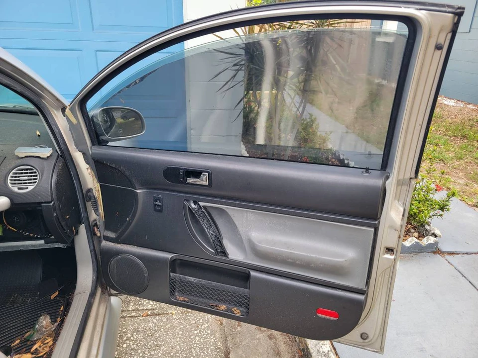 2001 Volkswagen New Beetle - Image 11 of 13