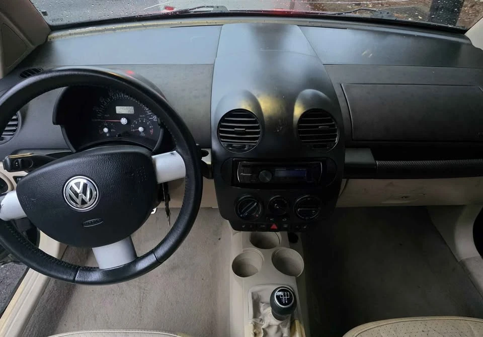 2001 Volkswagen New Beetle - Image 6 of 10