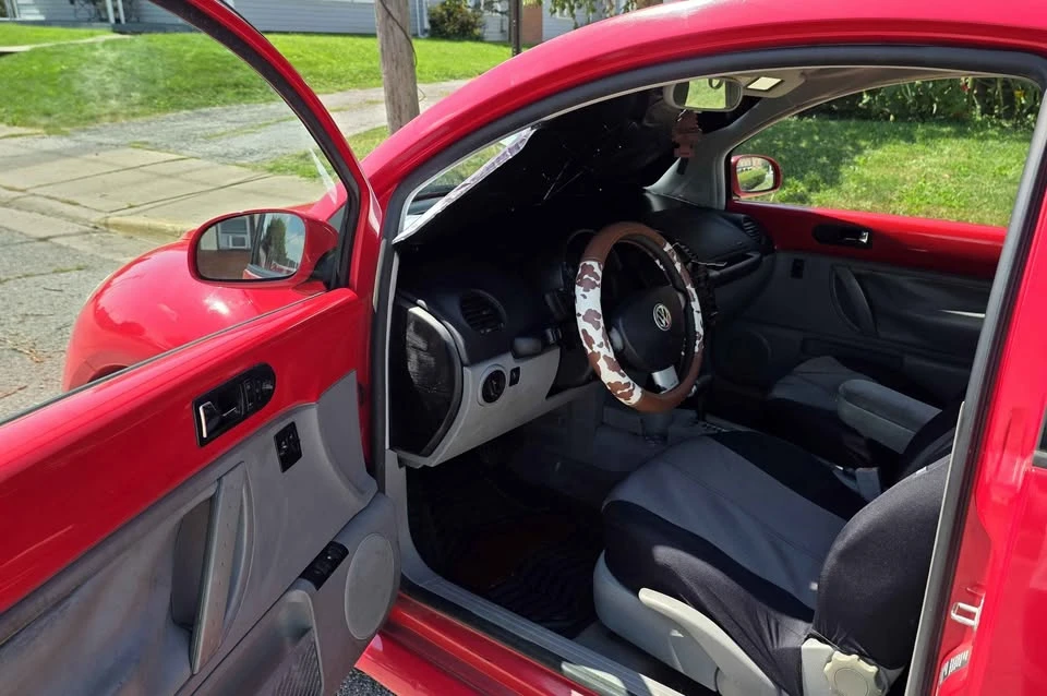2001 Volkswagen New Beetle - Image 8 of 12