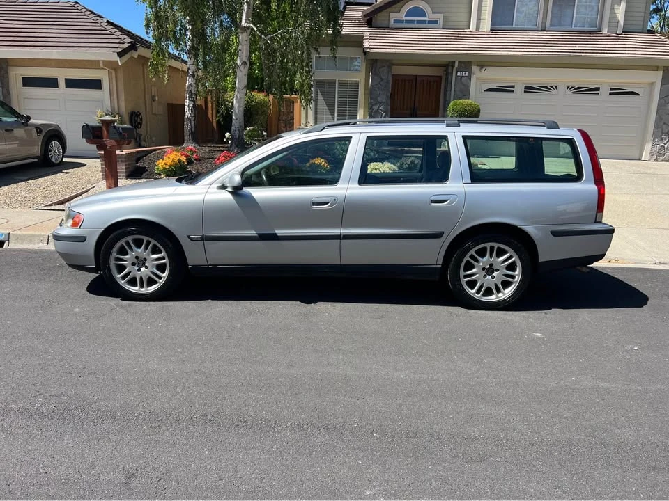 2001 Volvo V70 2nd Gen - Image 2 of 19