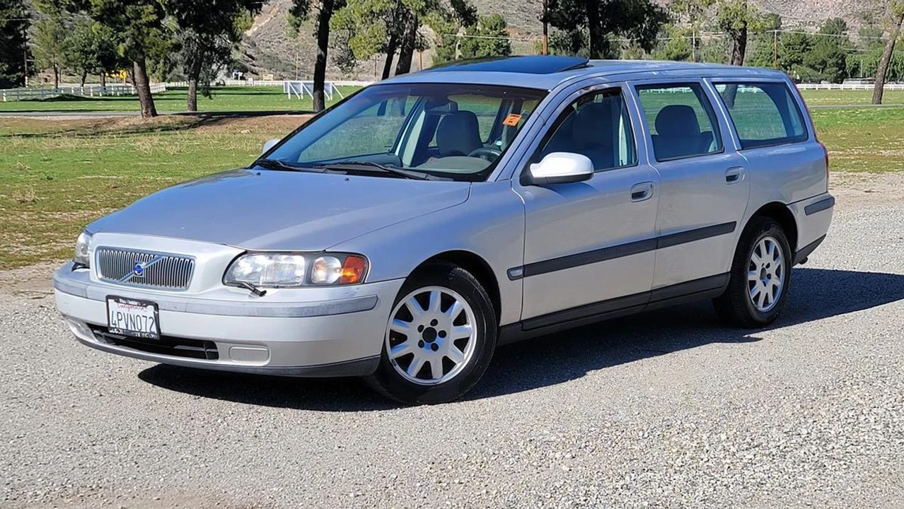 2001 Volvo V70 2nd Gen - Image 2 of 28
