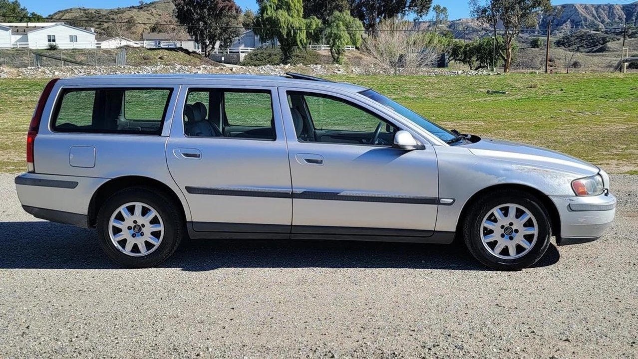 2001 Volvo V70 2nd Gen - Image 13 of 28