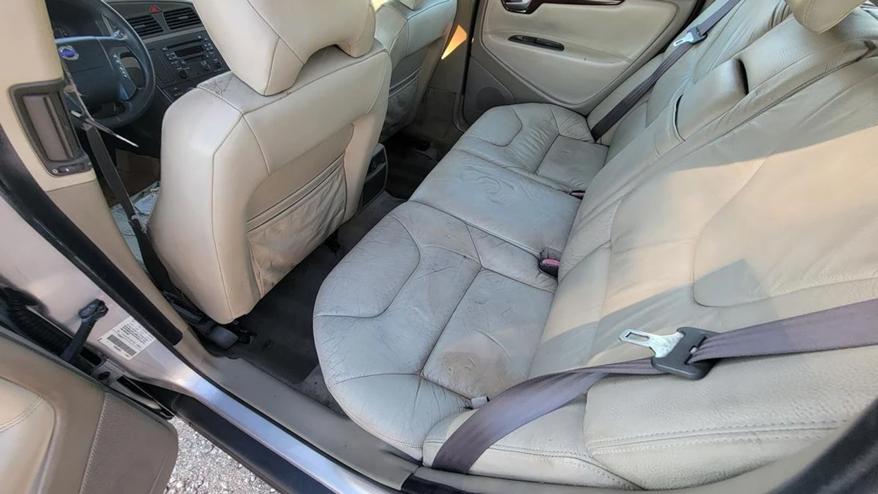 2001 Volvo V70 2nd Gen - Image 16 of 21