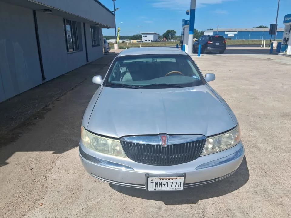 2001 Lincoln Continental 9th Gen - Image 2 of 7
