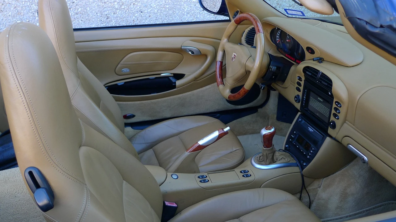 2002 Porsche 996 Carrera 4 - Image 7 of 9