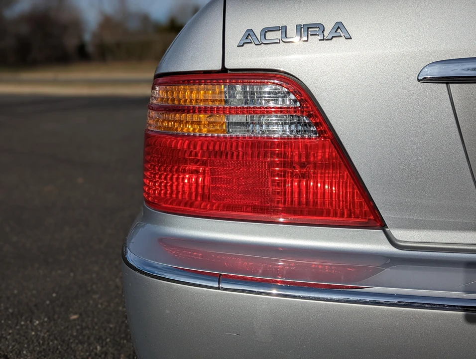 2002 Acura RL 1st Gen - Image 25 of 31