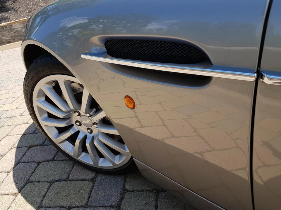 2002 Aston Martin Vanquish 1st Gen - Image 17 of 31