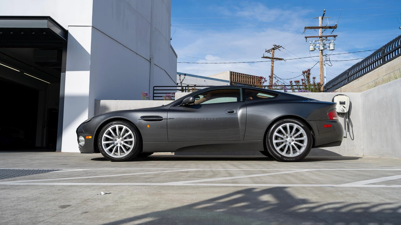 2002 Aston Martin Vanquish 1st Gen - Image 14 of 31
