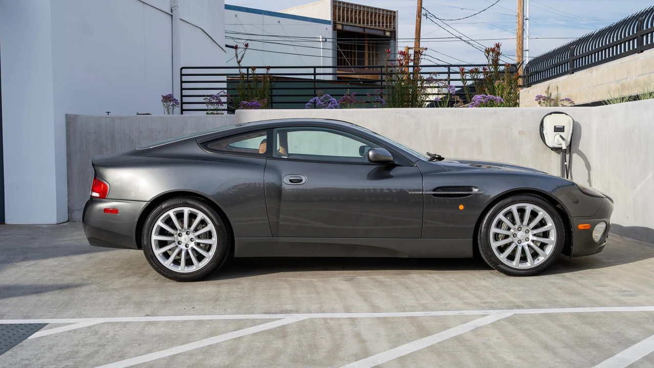 2002 Aston Martin Vanquish 1st Gen - Image 28 of 31