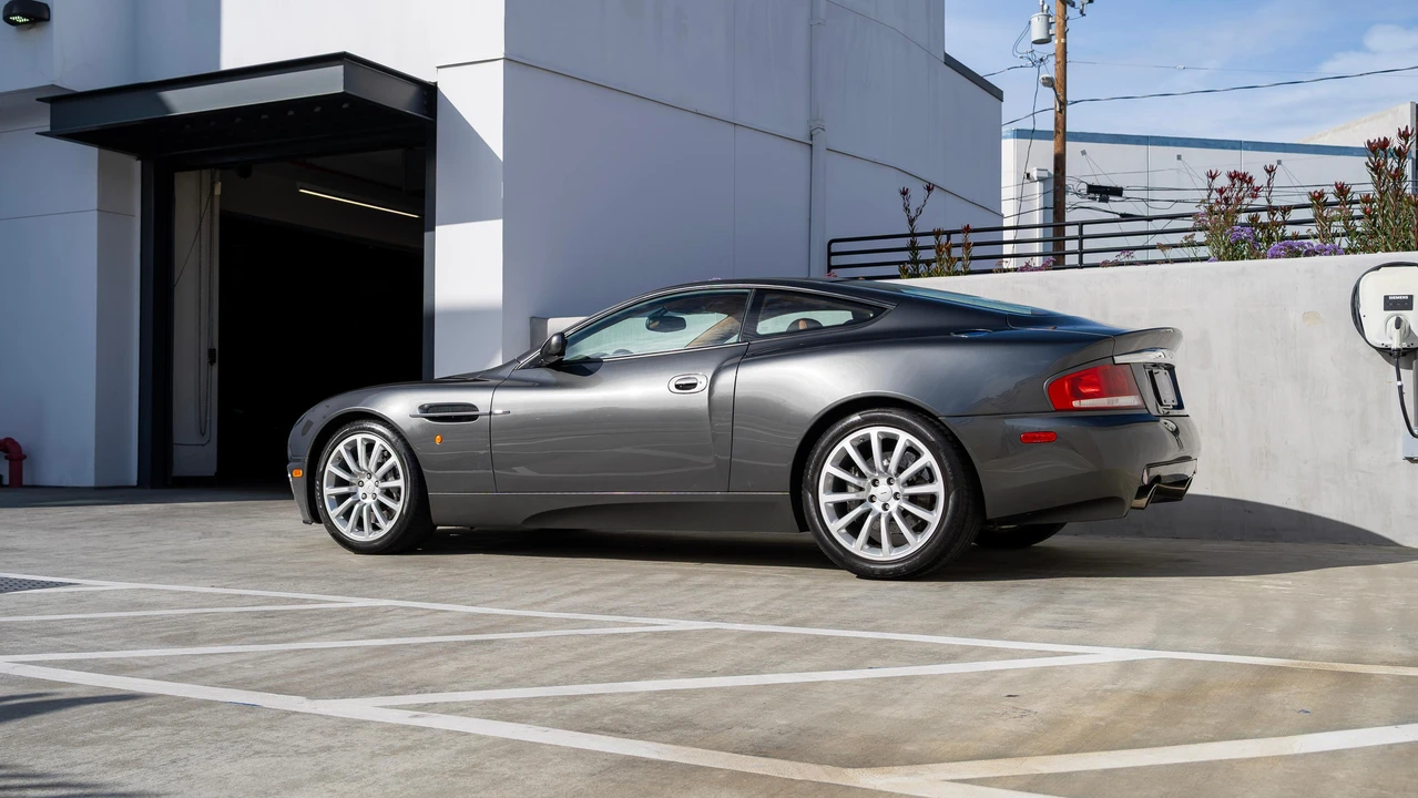 2002 Aston Martin Vanquish 1st Gen - Image 17 of 31