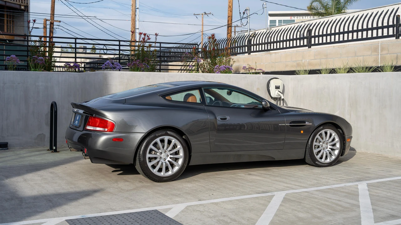 2002 Aston Martin Vanquish 1st Gen - Image 26 of 31