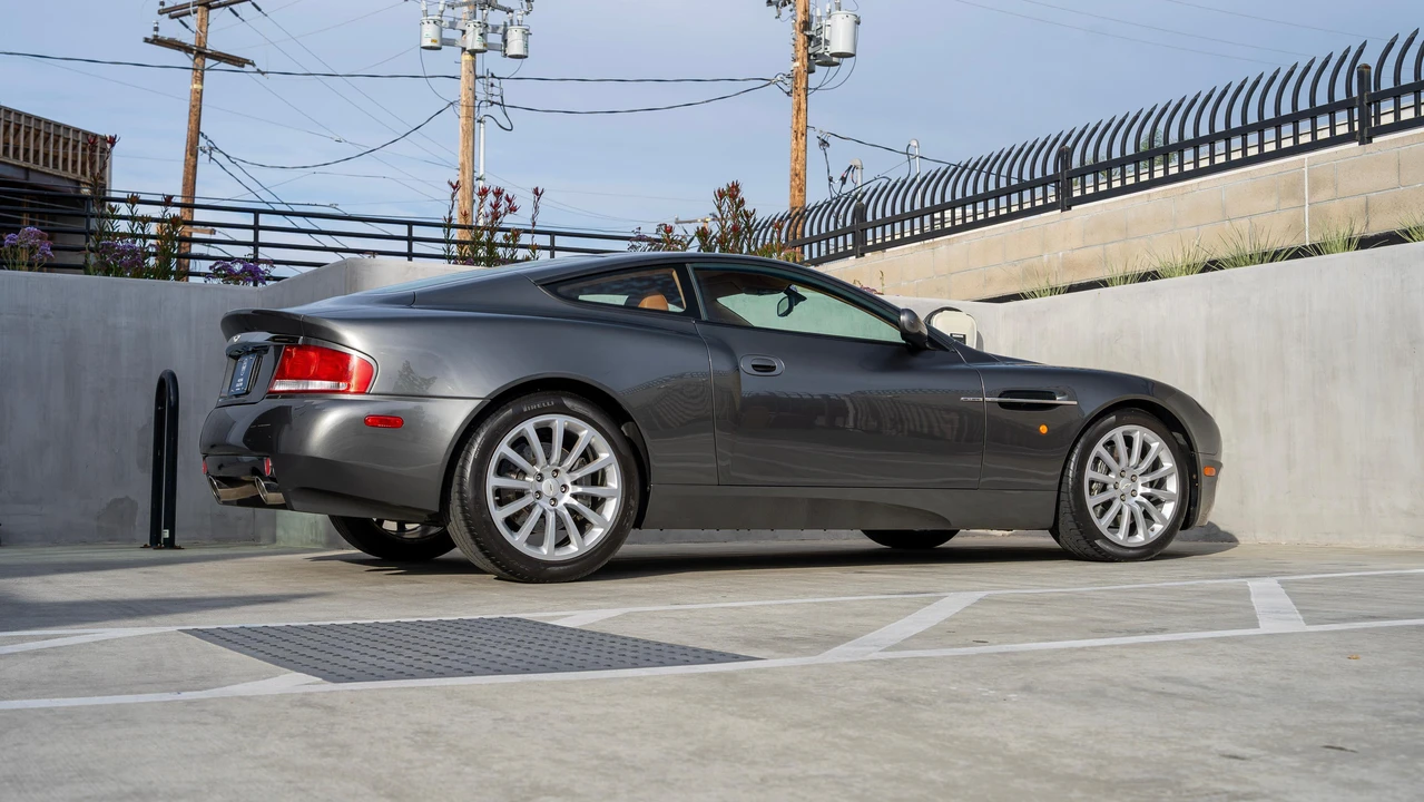 2002 Aston Martin Vanquish 1st Gen - Image 27 of 31
