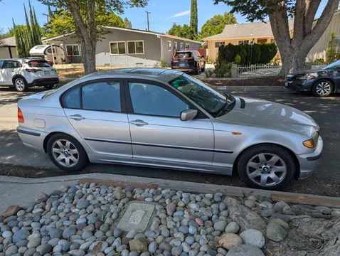 2002 BMW 325i Sedan