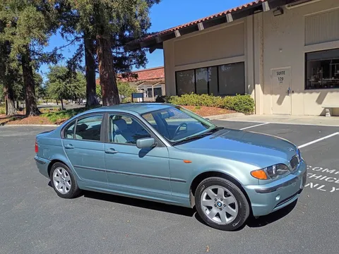 2002 BMW 325i Sedan