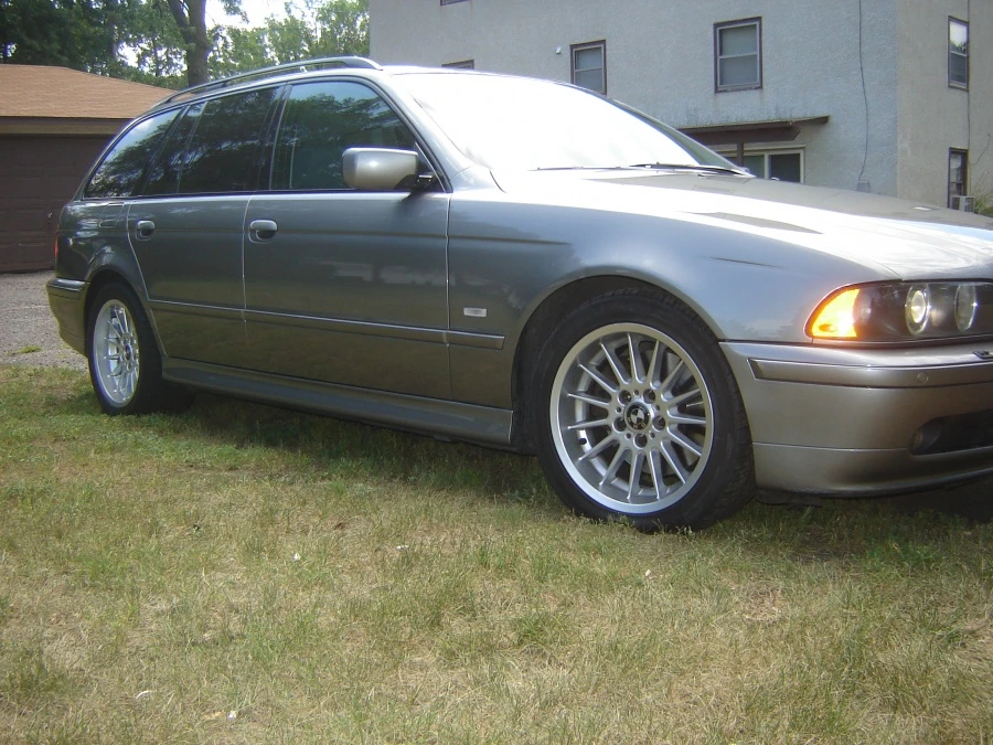 2002 BMW E39 540i - Image 2 of 3