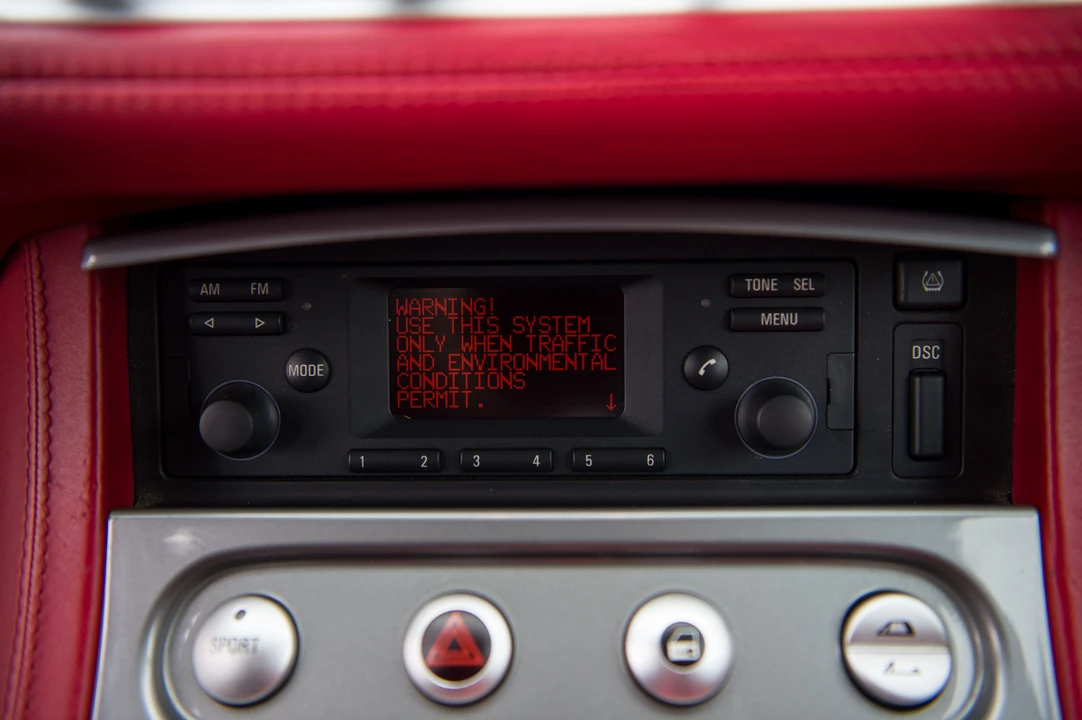 2002 BMW Z8 - Image 28 of 31