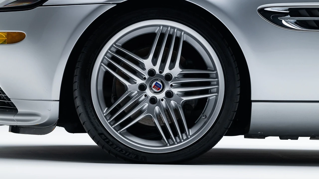2002 BMW Z8 - Image 29 of 31