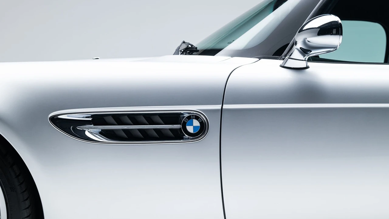 2002 BMW Z8 - Image 24 of 31