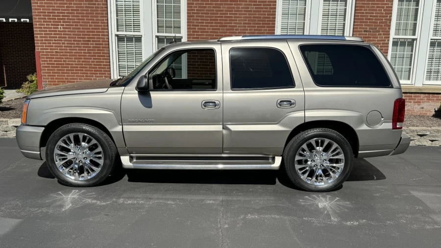 2002 Cadillac Escalade & EXT 2nd Gen - Image 2 of 9
