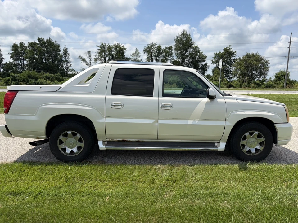 2002 Cadillac Escalade & EXT 2nd Gen - Image 2 of 17