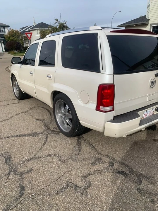 2002 Cadillac Escalade & EXT 2nd Gen - Image 2 of 13