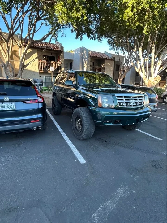 2002 Cadillac Escalade & EXT 2nd Gen - Image 2 of 13