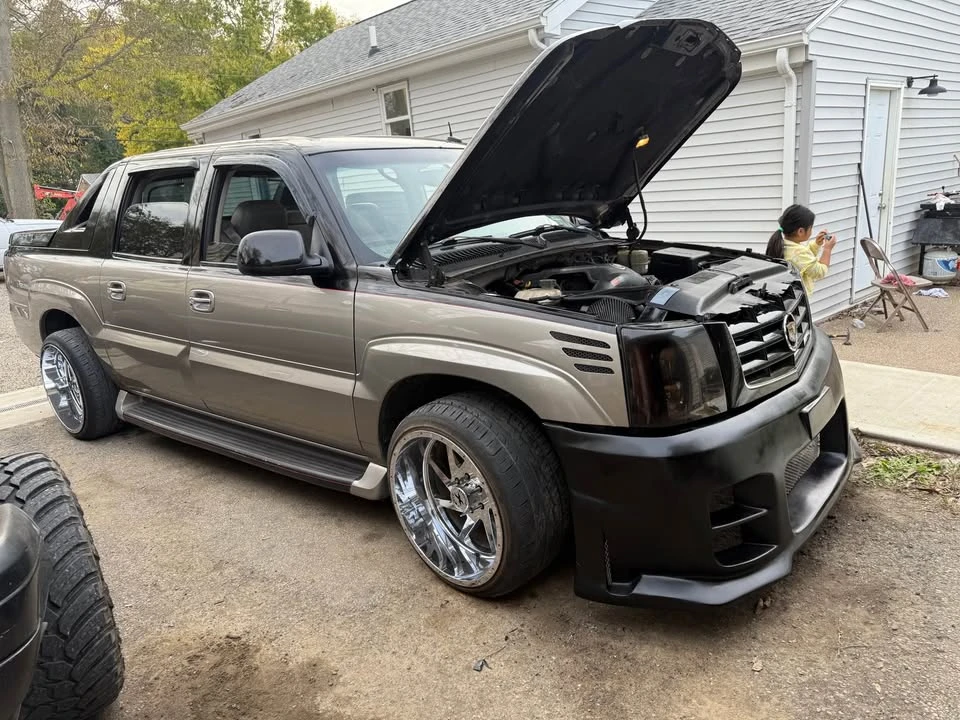 2002 Cadillac Escalade & EXT 2nd Gen - Image 2 of 3
