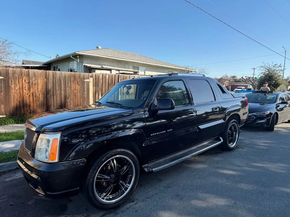 2002 Cadillac Escalade & EXT 2nd Gen - Image 2 of 14