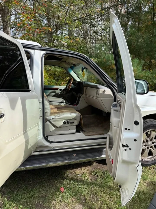 2002 Cadillac Escalade & EXT 2nd Gen - Image 2 of 7