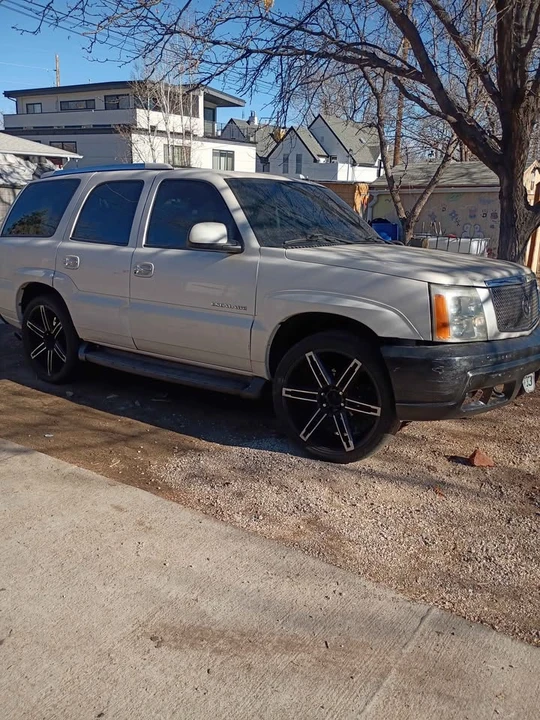 2002 Cadillac Escalade & EXT 2nd Gen - Image 2 of 3
