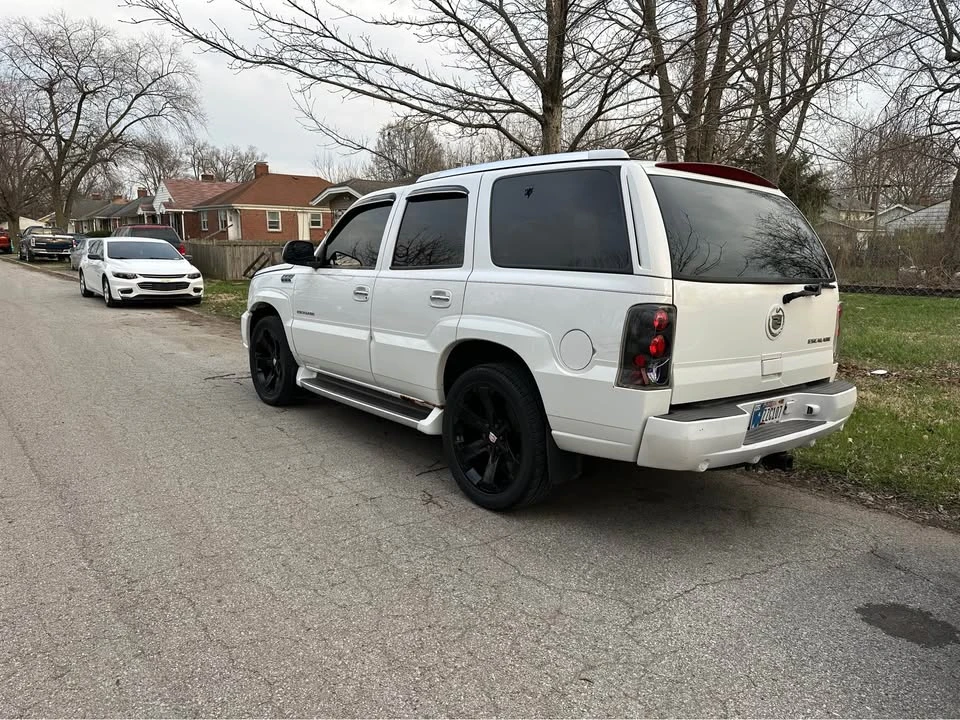 2002 Cadillac Escalade & EXT 2nd Gen - Image 2 of 11