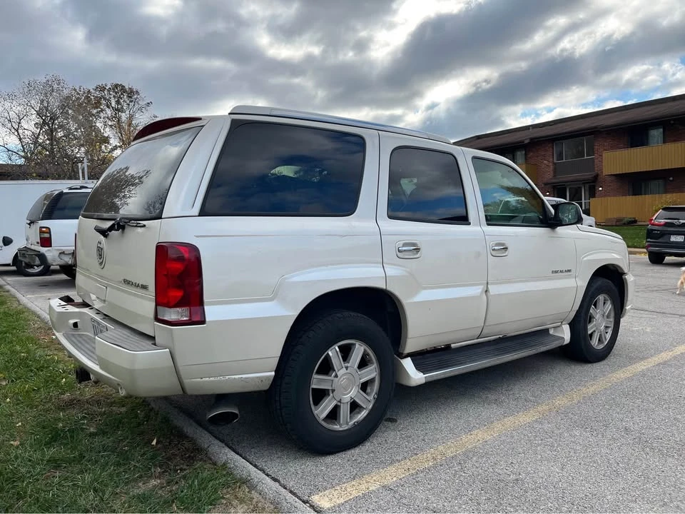 2002 Cadillac Escalade & EXT 2nd Gen - Image 2 of 9
