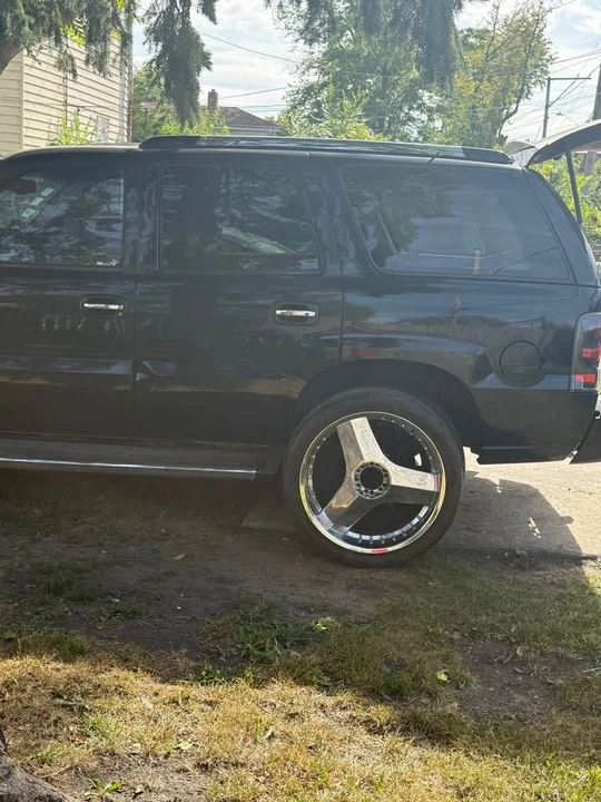2002 Cadillac Escalade & EXT 2nd Gen - Image 2 of 11