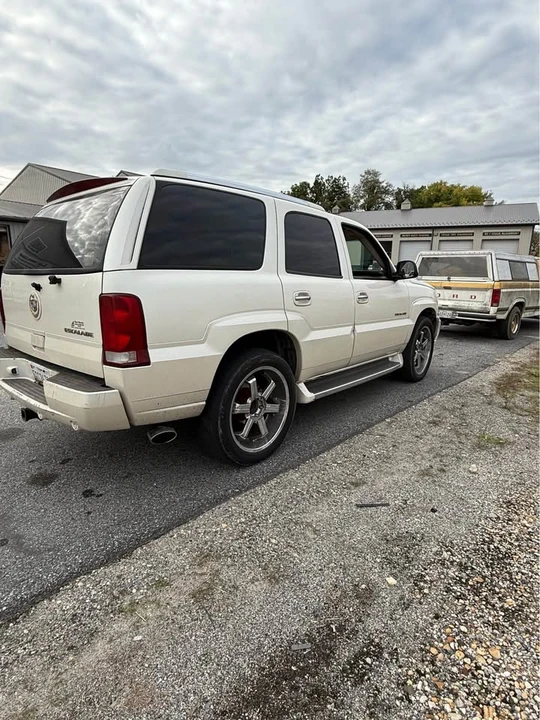 2002 Cadillac Escalade & EXT 2nd Gen - Image 2 of 10