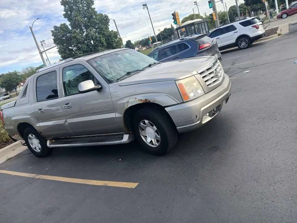 2002 Cadillac Escalade & EXT 2nd Gen - Image 2 of 8